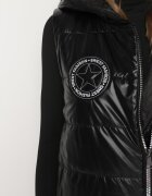 swest Vestă Neagră Matlasată Lungă cu Glugă Decorată cu Patch Mevaya