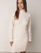 tandem Rochie tricotată cu adaos de cașmir cu guler înalt și împletituri Sabia Bej