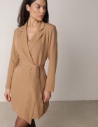 tricot station Rochie Bej închis în stil sacou cu curea și umeri întăriți Etinella