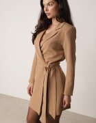 tricot station Rochie Bej închis în stil sacou cu curea și umeri întăriți Etinella