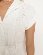 unigirl Rochie albă de bumbac ajurată cu nasturi croială tip cămașă legată cu cordon Grosofia