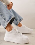 vices Adidași Albi cu Inserție Metalică Perforație și Stea Edanatia