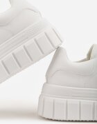 vices Adidași Albi cu talpă groasă și embosată cu perforații Diomerine