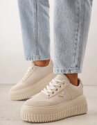 vices Adidași Bej pe talpă groasă cu texturi decorate cu aplicația lui Cezar