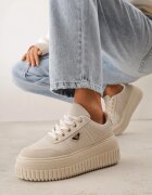 vices Adidași Bej pe talpă groasă cu texturi decorate cu aplicația lui Cezar