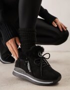 vices Adidași Negri Plați decorați cu blană și inscripția Tarvina