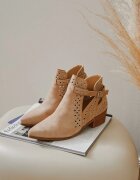 vices Botine Cowboy Bej închis cu Toc decorate cu Decupaj și Inserții Metalice Nelori