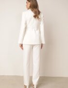 vices Costum cu sacou cambrat cu cataramă și pantaloni cu cusături decorative Deroya Alb