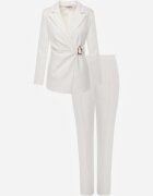 vices Costum cu sacou cambrat cu cataramă și pantaloni cu cusături decorative Deroya Alb