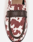 vices Mocasini Maro cu Imprimeu Vacă cu Brant din Piele și Cusături Decorative Adestiia