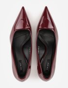 vices Pantofi stiletto bordeaux lăcuiți vârf tip rață cu aplicație triunghi Tromella