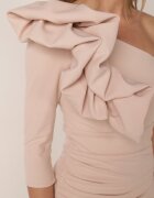 vices Rochie de seară asimetrică cu croială asortată și mânecă decorativă Canotis Bej