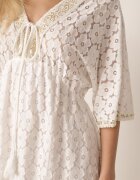 wei wei Rochie Albă din Dantelă Cambrată cu Bumbac Elastic în Talie și Legătură la Decolteu Neleavia