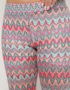 yu & me Pantaloni Fuchsia evazați cu model geometric Novivana