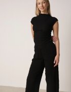 yu & me Set Negru Neted Pantaloni Largi și Bluză Drapată cu Guler Înalt Merithie