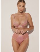 Kinga Sutien fara burete din plasa cu aspect semitransparent Lou