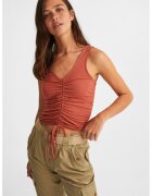 OXXO Top crop cu fronseuri frontale - Rosu stins