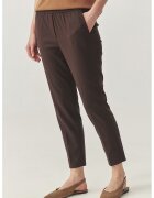 Tatuum Pantaloni crop conici cu talie elastica - Maro