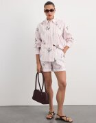 Mohito Pantaloni scurți cu broderie