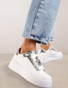  Adidași Alb-Argintii cu Pandantiv Metalic pe Șireturi Decorat cu Zirconii Edosa