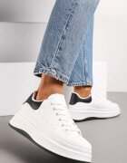  Adidași Alb-Negru cu Talpă Groasă cu Perforații și cu Decorație cu Ursuleț de Cauciuc Aireth