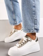  Adidași albi-aurii cu Pandantiv Metalic pe Șireturi Decorat cu Cirkonii Edosa