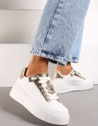  Adidași albi-aurii cu Pandantiv Metalic pe Șireturi Decorat cu Cirkonii Edosa
