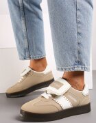  Adidași bej închiși pe platformă cu detalii contrastante și cu limba întoarsă Amirila