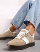  Adidași bej închiși pe platformă cu detalii contrastante și cu limba întoarsă Amirila