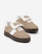  Adidași bej închiși pe platformă cu detalii contrastante și cu limba întoarsă Amirila