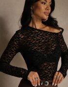 allyson Bluză Neagră Longsleeve din Dantelă cu Decolteu Asimetric Liwedisa