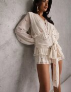 allyson Salopetă din șifon bej decorată cu volane și cu o curea cu legătură Talyria