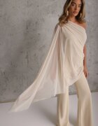 allyson Salopetă elegantă cu croială asimetrică și cu o suprapunere ușoară pe umăr Naeranie Bej