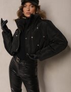 ann gissy Jachetă Puffer Scurtă Neagră cu guler ridicat și cusături matlasate decorată cu capse Zinovira