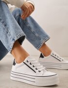ballada Tenisi Alb-Negru cu un Stil Clasic pe Platformă Opheme