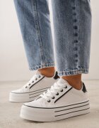 ballada Tenisi Alb-Negru cu un Stil Clasic pe Platformă Opheme