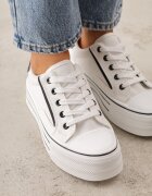 ballada Tenisi Alb-Negru cu un Stil Clasic pe Platformă Opheme