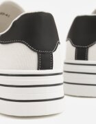 ballada Tenisi Alb-Negru cu un Stil Clasic pe Platformă Opheme
