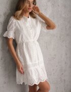 bisou's project Rochie Albă Boho din Bumbac Decorată cu Model Ajurat și Volane și Legată cu un Cordon Nelah