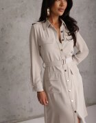 bisou's project Rochie bej Utility cu croială tip cămașă cu buzunare și cordon textil Niobella