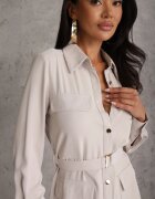 bisou's project Rochie bej Utility cu croială tip cămașă cu buzunare și cordon textil Niobella