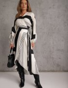 bisou's project Rochie neagră tip plic kimono legată în talie decorată cu model geometric Erostta