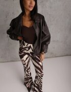 by swan Pantaloni cu croi flare și vâscoză cu Animal print Elvinda Maro