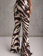 by swan Pantaloni cu croi flare și vâscoză cu Animal print Elvinda Maro