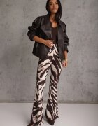 by swan Pantaloni cu croi flare și vâscoză cu Animal print Elvinda Maro