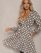 by swan Rochie Bej și Neagră cu Decolteu petrecut și Talie elastică Hiorre