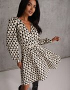 by swan Rochie Bejă Mini cu Model Geometric cu Mânecă Lungă Ezrie