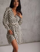 by swan Rochie Bejă Mini cu Model Geometric cu Mânecă Lungă Ezrie