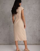by swan Rochie Midi Bej cu Decolteu Pătrat Linerana