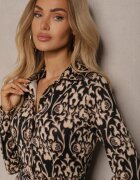by swan Rochie neagră și bej cu croială tip cămașă cu imprimeu ornamental Mesiena